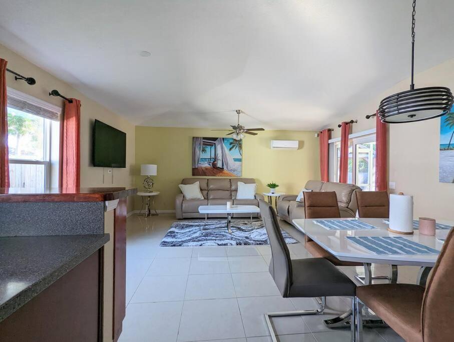 3Bed & 2Bath Property Couple Minutes From Siesta Key Beach & Downtown Sarasota Exterior photo