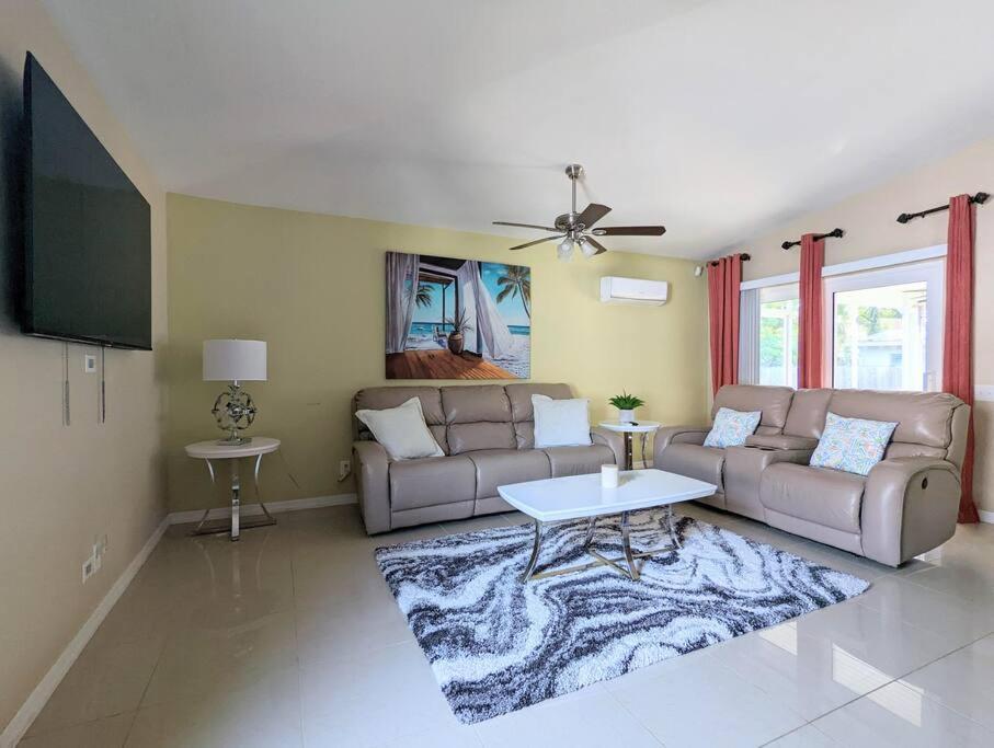 3Bed & 2Bath Property Couple Minutes From Siesta Key Beach & Downtown Sarasota Exterior photo